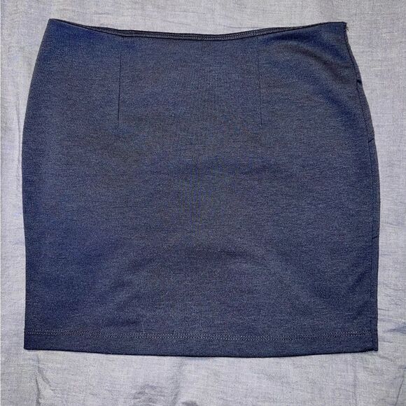 Size small basic house gray pull on style mini skirt with an elastic waist - Picture 2 of 3
